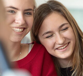 Zwei befreundete Schülerinnen der neuhof schulen München stehen zusammen